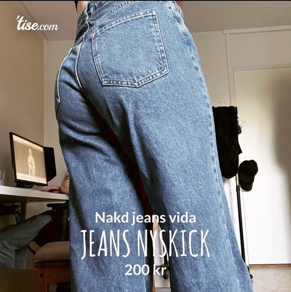 Breda jeans från nakd, jeansen är helt oanvända (förutom för bilden) så alltså i perfekt skick. Skickar med postnord💙kan bjuda på frakt vid snabb affär😁. Jeans & Byxor.