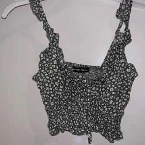 Topp - Gullig topp med blommigt mönster💚 skickar med postnord 