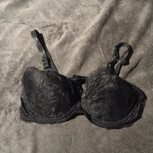 Svart spets bh - Svart spets bh i storlek M, aldrig använd. Säljer för 25kr + frakt 