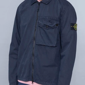 Stone island overshirt - Säljer min Stone island overshirt som är i väldigt bra skick men tyvärr blivit för liten. Köparen står för frakten 
