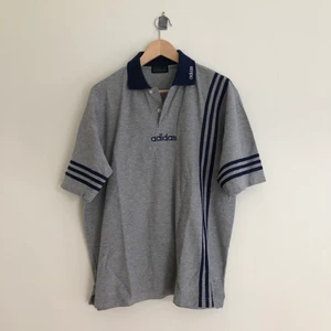 Adidas t-shirt grå - En t-shirt från Adidas, köpt secondhand. Osäker på storleken men den är hyfsat stor.