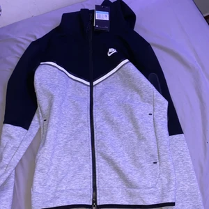 Svart går Nike tech fleece storlek M - En grå svart Nike tech fleece i storlek M, aldrig använd.