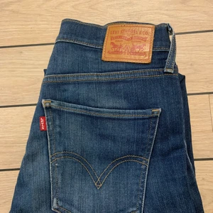 Levis Mile High - Levis mile high super skinny. W 28. Jensen är välanvända och har som visas på sista bilden ett hål på insidan av låret, går självklart att återgärda!😊 Köptes för 999 kr på carlings för något år sedan, säljes nu för 175 kr pga skicket✨