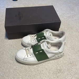 Valentino skor - Säljer mina Valentino skor i storlek 42, passar även 43. Säljer de då jag knappt använder de längre. Skick 7,5/10. Box, dustbags och äkthetsbevis ingår. In köpta från Harvey Nichols, tyvärr inget kvitto kvar, men prislappen finns däremot kvar.