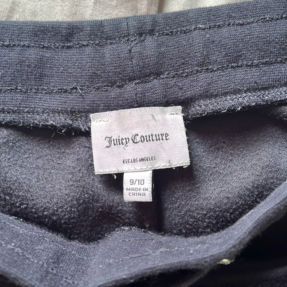 Dom är mörkblåa men när det är mörkt blir dom svarta. Köpte från Zalando. Jeans & Byxor.