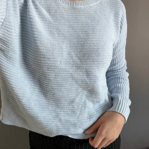 Stickad tröja Hollister - Ljusblå stickad tröja med öppen rygg från Hollister. Anänd ett fåtal gånger är i bra skick. Säljer pga att den inte kommer till använding.