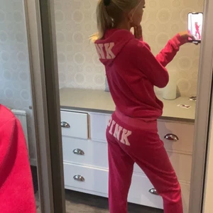 Pink Victoria secret mjukiset  - Säljer mitt pink mjukiset, använt vid 3 tillfällen så det är i nytt skick. Storlek S, kan även säljas separat om man skulle vilja 350 för byxorna och 300 för huvtröjan