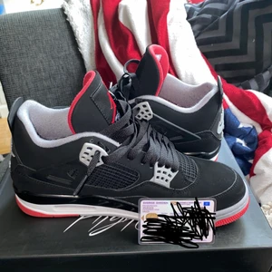 Jordan 4 bred  - Ett par Jordan 4s retro bred i storlek 44.5 , låga priset är för de är använda en gång