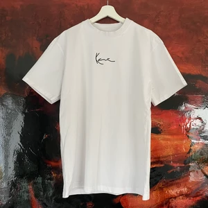 Karl Kani Tshirt - 🌊Karl Kani Tshirt                                                     💥Storlek S men känns som M                                  Följ @nittio1 på Instagram för giveaways, updates och exklusiva drop ☝🏼