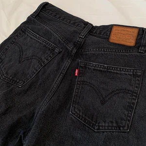 Levi’s ribcage wide leg jeans - •Svarta Levi’s jeans i modellen ribcage wide leg •Högmidjade •Storlek 27 •Mycket bra skick •Nypris 1245 kr •Mitt pris 600 kr