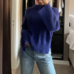 Stickad tröja strl XS - Blå Stickad tröja strl XS, men är oversized i modellen. Använd fåtal gånger så väldigt bra skick. 