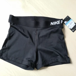Nike tights - Snygga korta träningstights. Köpta i England som present för något år sedan. Ej använda. Strl M, men (tyvärr för mig) mer som S och närmare xs än m. 