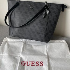 Guess väska - Guess väska använd fåtals gånger .köpt för  1400 nypris påse medföljer. 