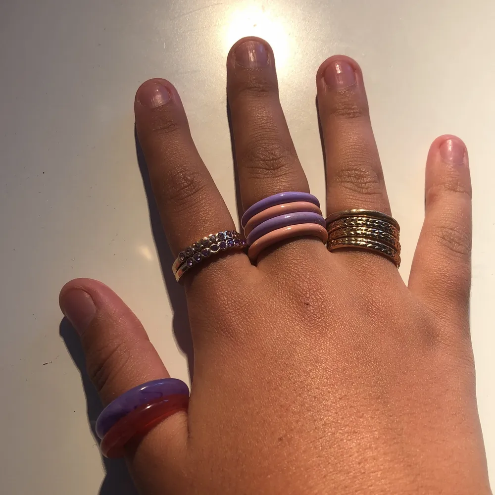 Jag köpte de här ringarna på H&M för ungefär fem månader sedan har aldrig använt dem.. Accessoarer.