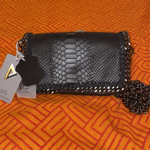 DIAS väska äkta läder *limited edition* - SÄLJER FÖR 300kr!!! Skitsnygg DIASväska i äkta läder*limited ed*. Aldrig använd, säljer då jag har en liknande. Värde: 1300kr. Pris kan diskuteras💕 