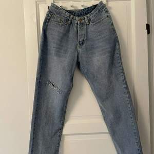 Jeans med slitning i storlek 38.