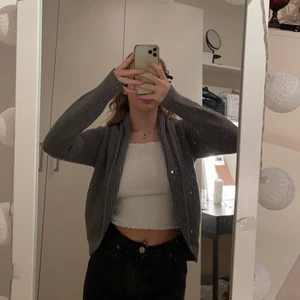 Grå kofta hm strl xs  - Super fin kofta med jätte fin passform!❤️jätte skön men säljer pga att den aldrig används❤️bra skick 