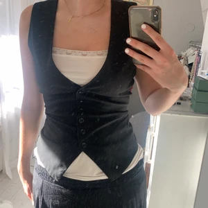 Svart väst - Svart väst som jag sjölv har sytt in på både höger och vänster sida🖤 Tyvärr aldrig använd och är i jättebra skick!