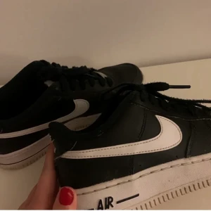 Nike skor  - Säljer dessa skit snygga skor, använd få tal gånger men kommer inte till användning längre, inga defekter, storlek 36,5, vid snabb affär kan ja gå ner i pris 