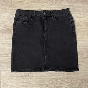 Svart kjol - Säljer denna super snygga svarta kjole som har en kort passform med dragkedja. Kjolen är från Vero Moda men köpt från Nelly. 