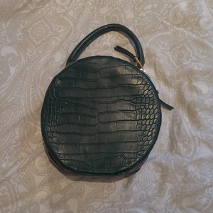 Grön handväska - Här är en fin väska från ginatricot i färgen mörkgrön. Är i bra skick, inte mycket använd, skriv vid intresse❣️