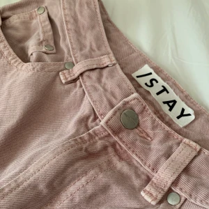 STAY jeans straight leg - •STAY jeans i färgen pink (”smuts”rosa i verkligheten) •Modell straight leg •Högmidjade  •Storlek S •Köpta på Carlings •Bra skick, bara lappen inuti som sitter lite löst •Nypris 500 kr •Mitt pris 199 kr  