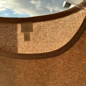 Beige topp - Beige ribbad topp med squareneck från HM ❣️ Riktig mjuk och skön. Stretchigt material ❣️ Storlek L men passar mig som har M 