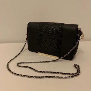 Väska  - En fin liten väska. Köpt från Bella Shoe. 