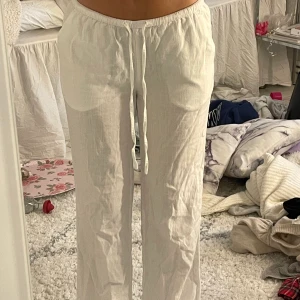 Linnebyxor hm - Hej!  Säljer mina populära linnebyxor från Hmi storlek xs. Jag har köpt dom på Plick och säljer dom nu för att dom var lite små för mig. Kan även tänka mig att byta till ett par i stl S.Kvaliteten är superbra jättefina i modellen pris går att diskuteras🤍