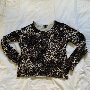 Leopardmönstrad cardigan - Väldigt diskret leopardmönster med kalla snygga färger. Går både att ha knäppt och uppknäppt beroende på hur den ska stylas. Väldigt väldigt snygg. Passar på mindre storlekar.