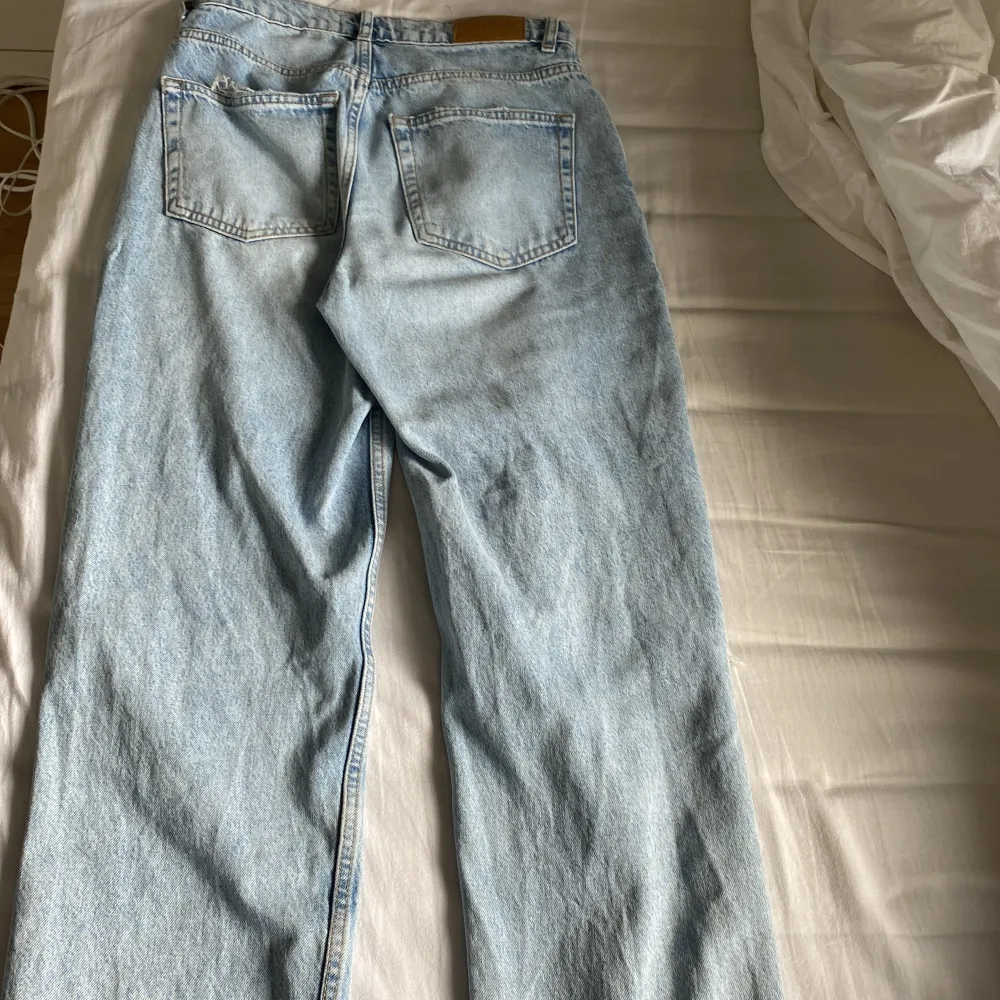 Säljer mina fina byxor från Ginatricot💞 byxorna är i storlek 34. Köpte jeansen för ca 500 kr. Jeansen har jag klippt upp väldigt lite på ena knät men det är nästan inget man märker av (kolla bild numer 3)💞 köparen står för frakten, skriv för fler bilder!💞. Jeans & Byxor.