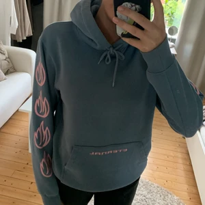 Mjuk blå hoodie - En underbar hoodie från HM, rosa tryck längs med armarna och sen över ryggen 