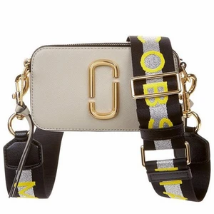 Marc Jacobs snapshot bag - Säljer min Marc Jacobs väska då jag aldrig använder den. Den är väldigt sparsamt använd. Pris kan diskuteras vid snabb affär. Har självklart bilder att visa som jag själv tagit på den. Nypris är ca 2500. Köpare står för frakt. 