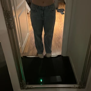 Storlek:42 - Köpte dessa som var ett pas slitbyxor ifrån Gina från början som jag aldrig använde sen blev dom stora och då klippte jag av dom och så dom blev med lågmidjade så fin style men inte min stil då jag aldrig använder jeans.❤️