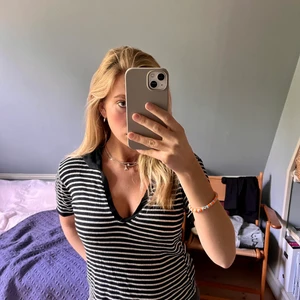 Tröja/topp - Säljer min superfina tröja fårn Brandy Melville som sällan kommer till användning. Storleken är one size och är lite stor för mig, då jag är 155cm. Hör av er om ni intresserade. Köparen står för frakten💕💕