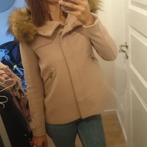 Kappa Zara - Säljer en rosa höstkappa från Zara med luva och päls i storlek XS. Säljes i mycket fint skick.