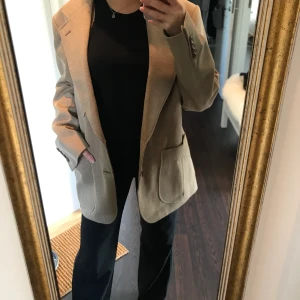Kavaj - Superfin nyskick kavaj i beige/brun. Oversized på mig som S💕