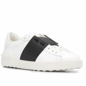 Valentino sneakers  - Säljer min svarta valentino sneakers. Ganska slitna då jag har haft de i ett par år! Kvitto, låda och dustbag finns ! Köpta på Farfetch!