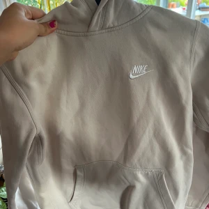 Nike hoodie - Älskar denna tröja och vet Inge riktigt om jag vill sälja den sp jag gör bara en intresse koll