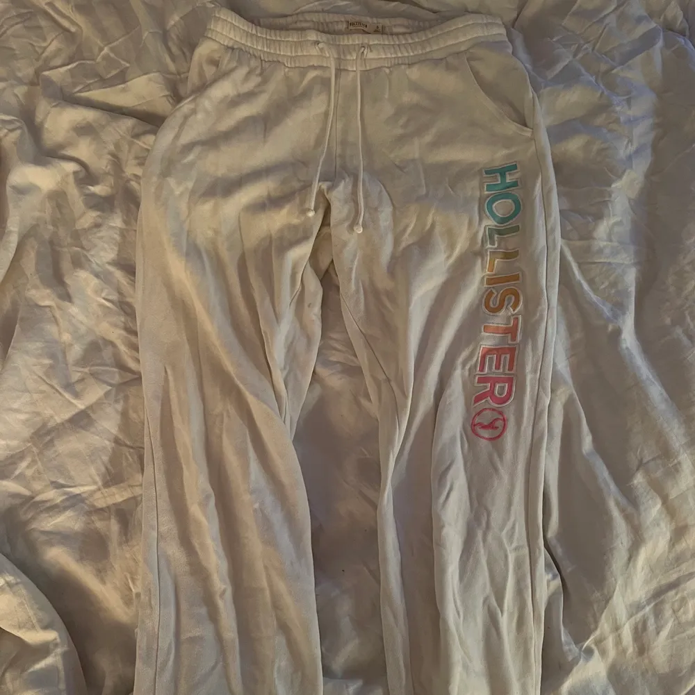Vita sweatpants från Hollister. Strl S. Pris 65kr + frakt 💓 🚚 (posted 15/09/22) . Jeans & Byxor.