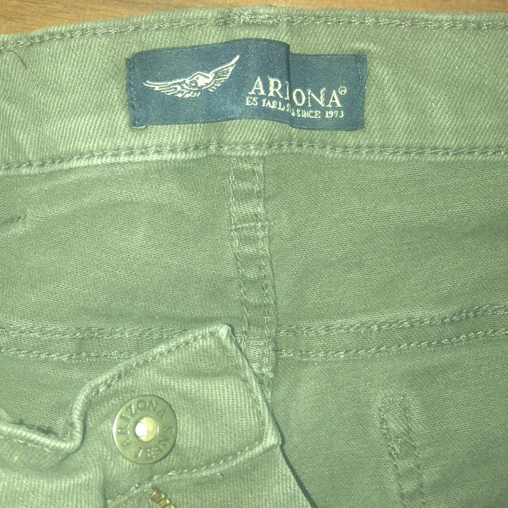 Säljer dessa då dem är för små storlek 46 men mer om en 42❤️. Jeans & Byxor.