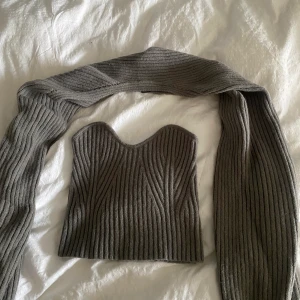 Stickad Topp - Säljer en så fin tröja som tyvärr inte har kommit till andvändning. Oandvänd💗 Den är helt slutsåld på hemsidan sista gången jag kollade och har varit och är väldigt trendig💗