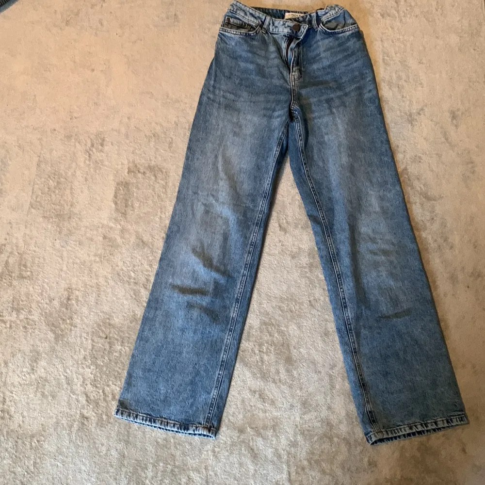 Ett par blåa jeans från Lindex som är för små på mig. De är i bra skick och är inte så slitna💖. Jeans & Byxor.