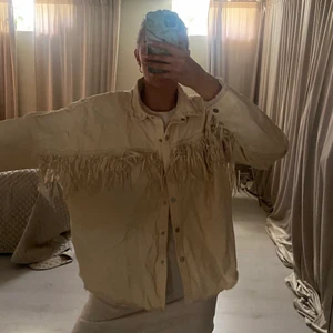 Jacka Zara - Hej! Säljer denna finna jacka från Zara, som varit en riktigt favorit. Inte heller använd så mycket och är i gott skick!😜 Hör av er vid frågor eller funderingar.