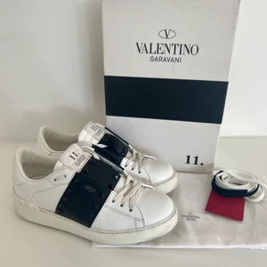 Valentino skor - I princip oanvända skor från Valentino i strl 36 men stora i storleken så passar 37 också. Kommer med skolåda, dustbag, extra skosnören och extra nit - skriv om ni har frågor eller eller vill ha fler bilder ✨