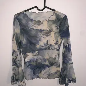 Beautiful and flattering vintage long sleeved top with bell sleeves at the bottom. Unsure of the brand as it was thrifted but it’s in excellent condition. Size small