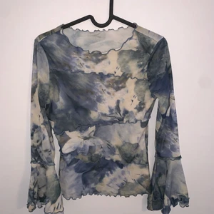 Vintage top - Beautiful and flattering vintage long sleeved top with bell sleeves at the bottom. Unsure of the brand as it was thrifted but it’s in excellent condition. Size small