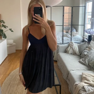Zara klänning - Fin klänning från zara som tyvärr inte kommer till användning. Bandet har gått sönder men den funkar bra ändå! Pris går att diskutera och köpare betalar frakt! Skriv om du är intresserad 😆
