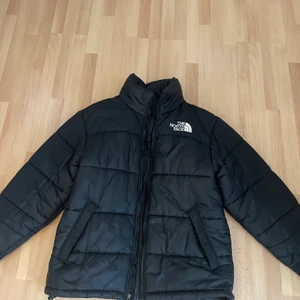 The north face puffer - Skön north face puffer som är inköpt under black friday 2020, online kvitto ska finnas någon stans. Perfekt nu inför hösten/vintern då, jackan har mycket liv kvar! 1400 eller kom med något förslag!