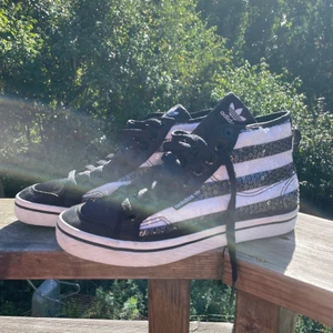 Adidas skor - Nästan helt oanvänd, super fina. Med paljetter på💗 skriv om du vill se fler bilder(gäller alla annonser)